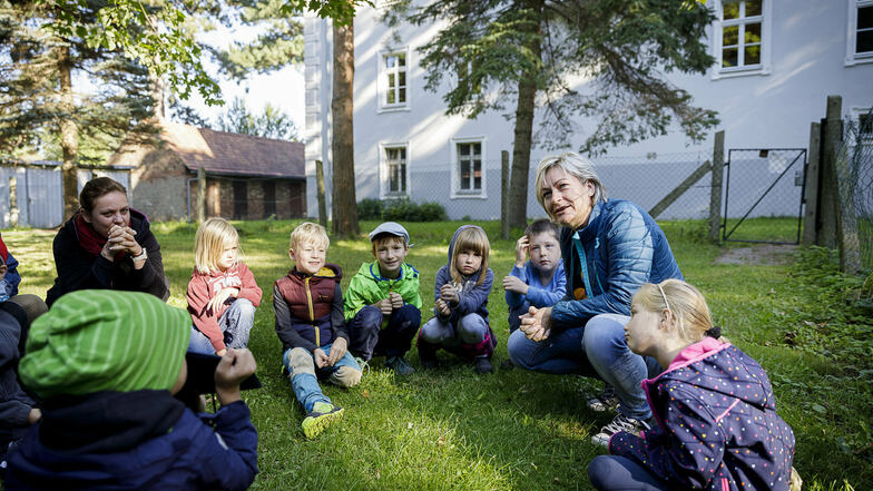 Ute Wunderlich (2. v. r.), Schulleiterin der Schkola, ist froh, dass das neue Schuljahr im Schloss Gersdorf beginnen konnte. Lernen in der Natur ist hier angesagt.