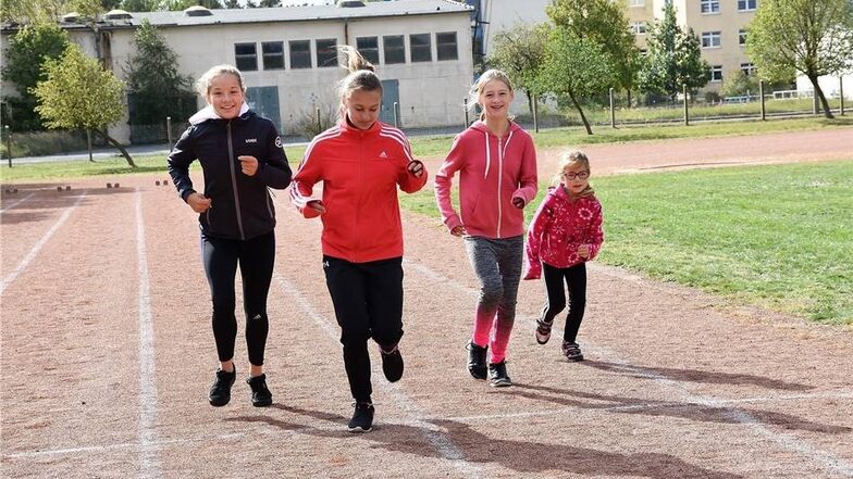 Tamina, Zoe, Saskia und Lotta (von links) absolvieren am Sonnabendvormittag gemeinsam den 800-Meter-Lauf während des Sportabzeichentages in Rothenburg.