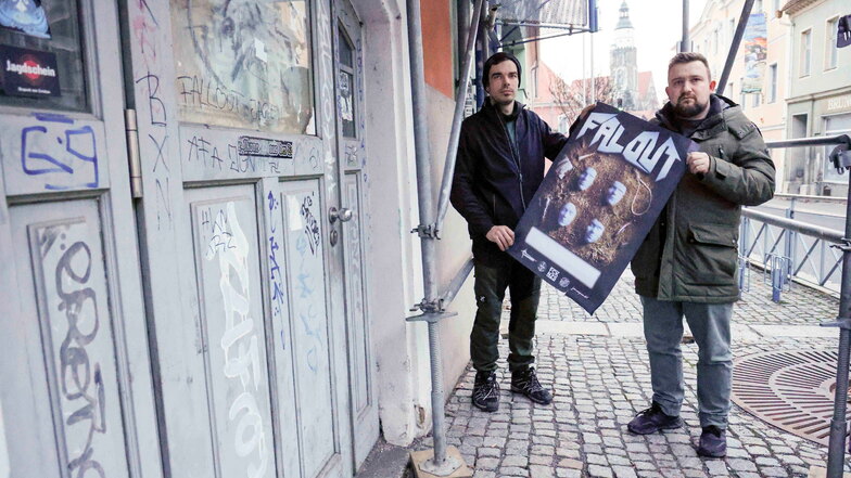 Falko Mehnert (r.) und Johannes Heinrich vom Safe Club Kamenz stehen vor der beschmierten Eingangstür am Stadttheater. Unbekannte haben darauf Nazi-Symbole und rechte Hassparolen hinterlassen. Der Club stellt sich geschlossen dagegen.