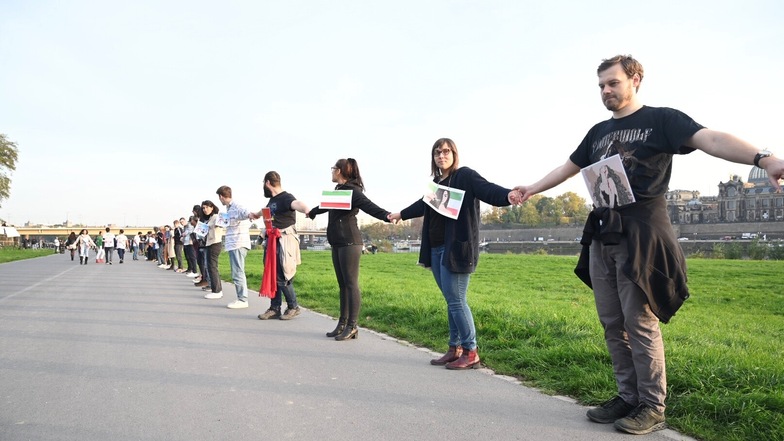 Am Elberadweg schloss sich eine Menschenkette zusammen, die Solidarität mit den Protestlern im Iran bekundeten.