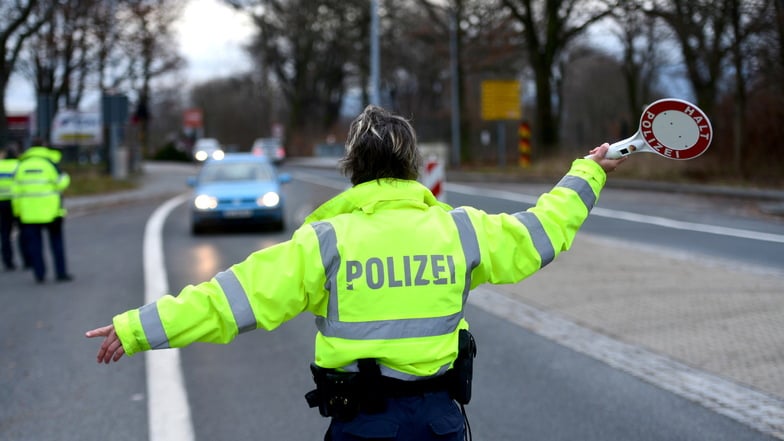 Per Haftbefehl gesucht: Polizei nimmt 37-Jährige und 60-Jährigen an A17 fest