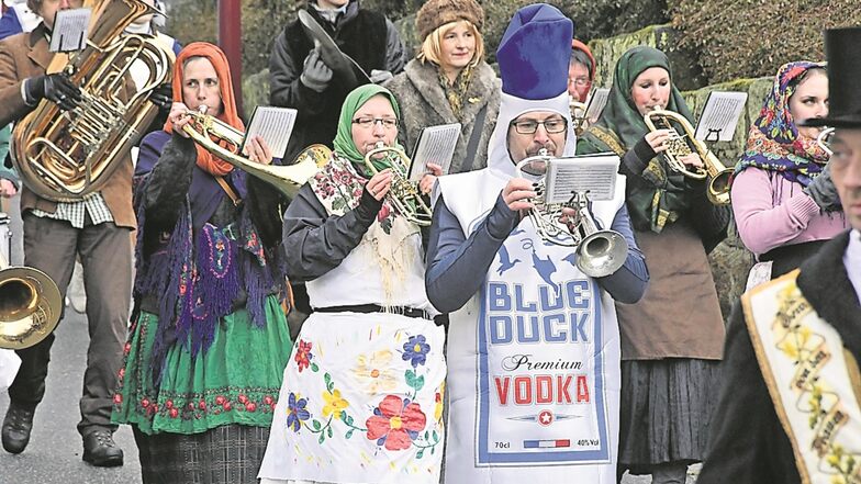 Russische Blasmusik: Die Gäste kamen offenbar aus Russland zum Faschingsumzug. Ähnlichkeiten mit stadtbekannten Blasmusikanten sind rein zufällig. 