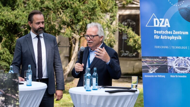 Wissenschaftsminister Sebastian Gemkow (l.) und DZA-Gründungsdirektor Günther Hasinger verkünden im Kahlbaum-Areal gute Nachrichten.