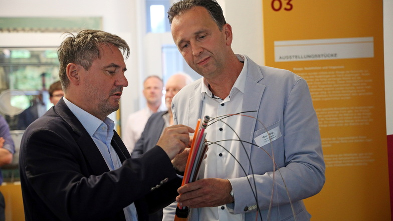 Jens Schaller, Geschäftsführer von Sachsen-Gigabit (l.) erklärt Riesas OB Marco Müller (r.) den Aufbau der Glasfaserleitungen.