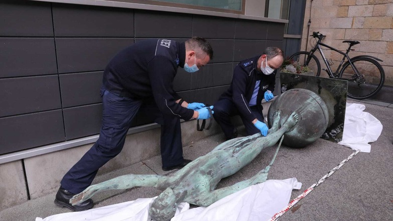 Polizeibeamten suchen Spuren der Täter an der gestohlenen Statue vom Urnenhain Tolkewitz.