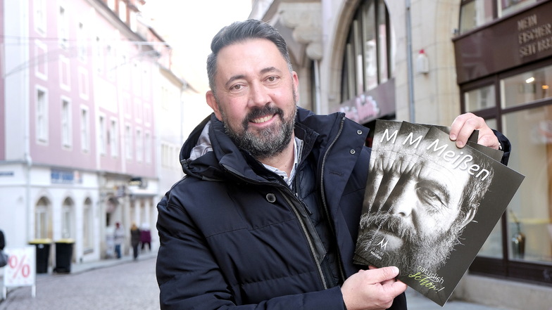 Druckfrisch: Meißens Stadtmarketing-Chef Christian Friedel präsentiert die ersten Exemplare des neuen Stadtmagazins, das sich dem Jahresmotto "Natürlich schön!" widmet.