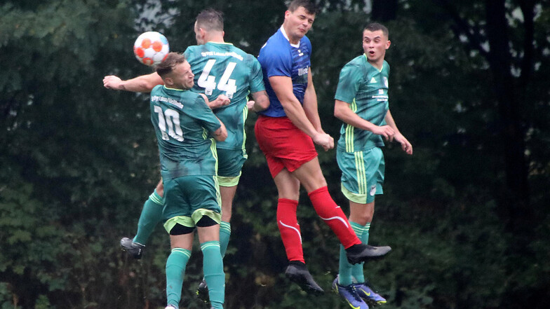 Die Fußballer der SpVgg Lohsa/Weißkollm (grüne Spielkleidung) bekamen es zum Saisonauftakt mit dem Aufsteiger aus Radibor zu tun – und unterlagen unglücklich.