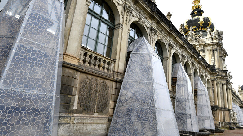 Die Wandbrunnen unterm Kronentor werden im Winter von diesen Hüllen aus Spezialfolie und Aluminium geschützt.