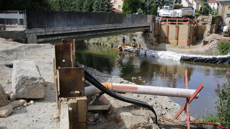 Im Wasser wird gearbeitet, gestützt wird die Spreebaustelle durch einen sogenannten „Berliner Verbau“.