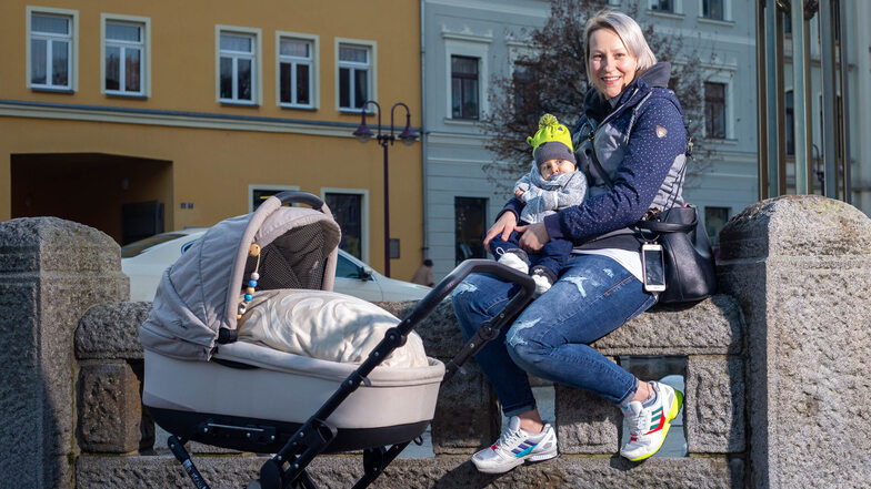 Wieder zu Hause: Jana Brandt mit dem acht Monate alten John auf dem Sebnitzer Markt.