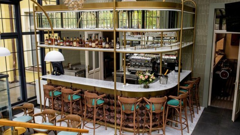 Die Gäste, die ins Villatoro kommen, werden von der Atmosphäre der reich ausgestatteten Bar im Art-Deco-Stil verführt, die vom Aroma des besten Kaffees erfüllt ist.