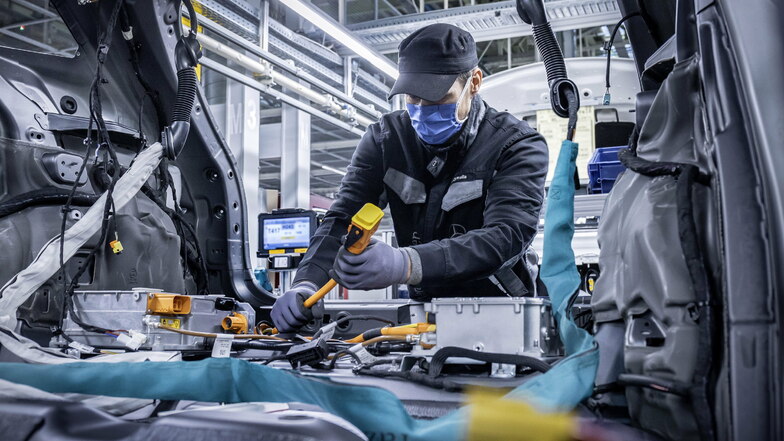 Im Mercedes-Benz Werk Rastatt wird der neue Kompakt-SUV EQA produziert. Die Batterien dafür kommen aus Kamenz.