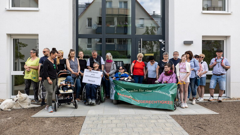 Wilsdruff: Mahnwache vor dem Kesselsdorfer Advita-Haus