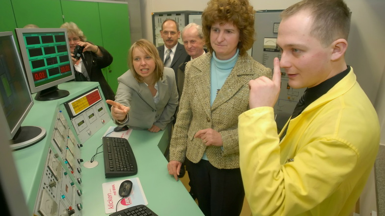 Lange ist es her - 2008 eröffnete die damalige sächsische Wissenschaftsministerin Eva-Maria Stange (Mitte) das Energietechnische Kabinett, das im ehemaligen Lehrreaktor entstanden war.
