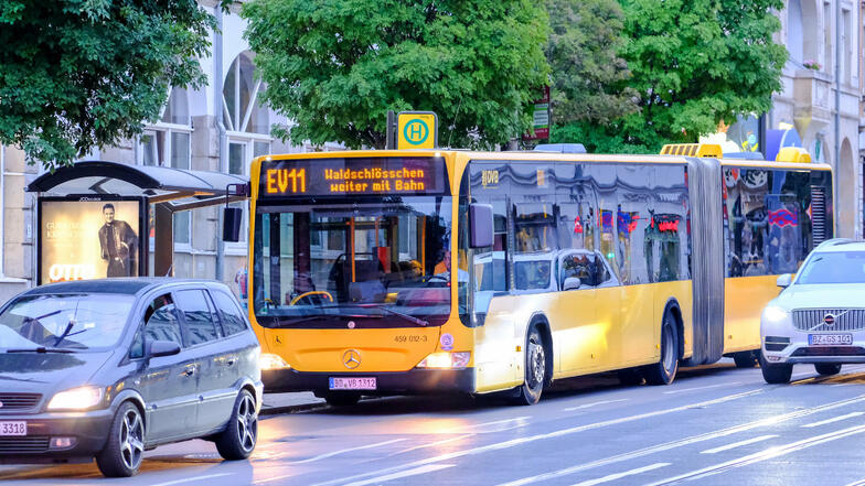 Straßenbahnen und die meisten Busse werden bis Dienstagabend in Dresden nicht fahren - die Dresdner Verkehrsbetriebe werden bestreikt.