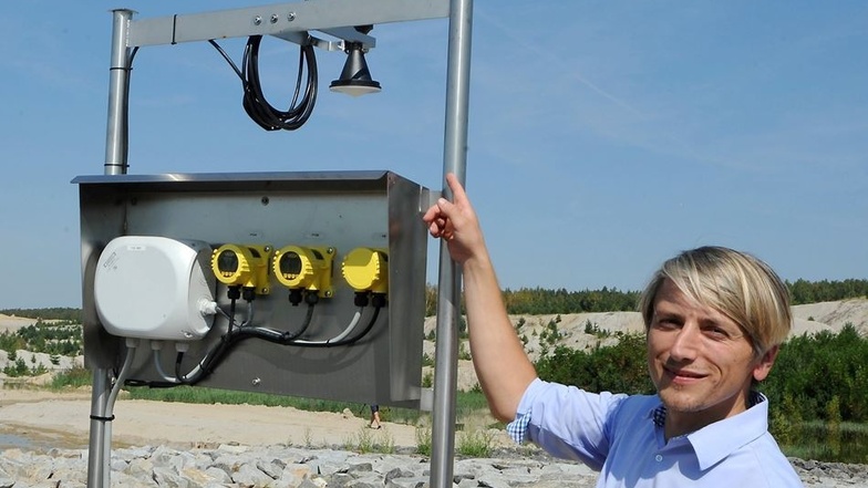Geohydrologe Christian Graetz erklärt die Funktionsweise des Wasserstandsmessers, einer Eigenentwicklung der Leag. Die Daten werden in Schwarze Pumpe überwacht.