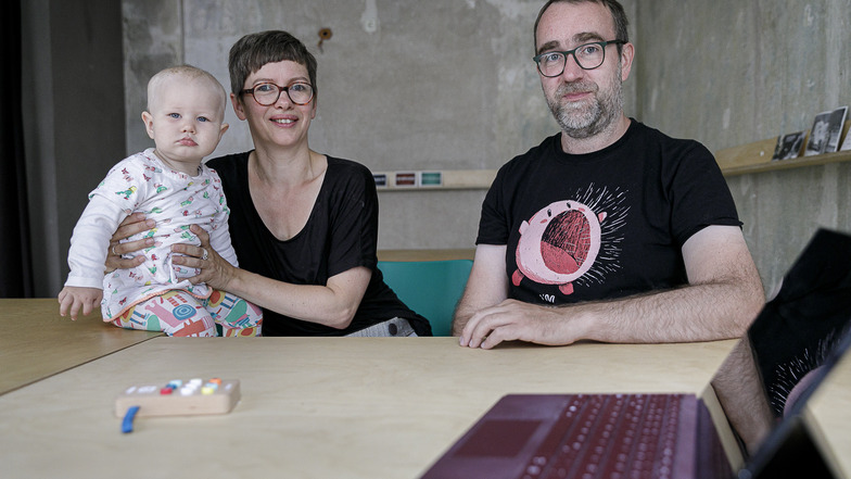 Sven Wernicke, Anne-Kathrin Gericke und Tochter Wilma aus Dresden nahmen vor einem Jahr am Projekt „Stadt auf Probe“ teil. Sven Wernicke hatte seinen Arbeitsplatz im Kolabor in der Hospitalstraße 29.