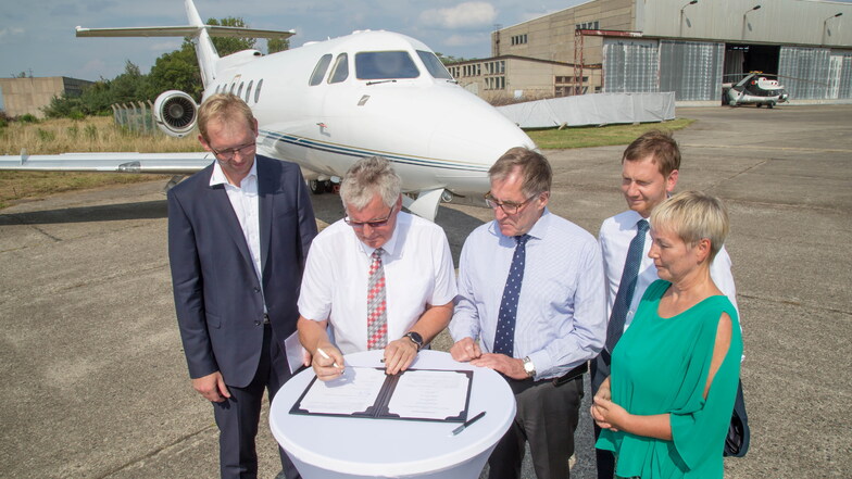 Der 27. August 2019 war ein bedeutender Tag für Rothenburg. Andreas Sperl, Geschäftsführer der Elbe Flugzeugwerke, und Landrat Bernd Lange unterschrieben damals eine Absichtserklärung zur Gründung eines Recyclingzentrums für Flugzeugteile. Dies wird jetzt