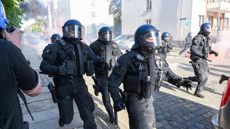 Beim dem Protest der linken Szene am 3. Juni 2023 in Leipzig gegen die Verurteilung der Linksextremistin Lina E. kam es zu Übergriffen auf Polizeibeamte.