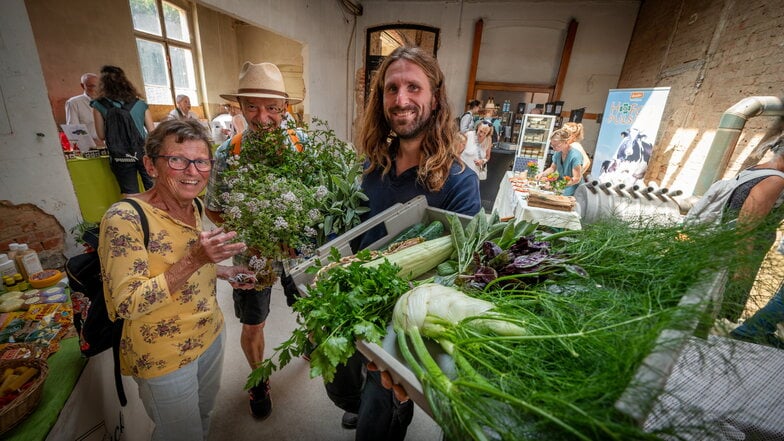 Anne und Udo Förster interessieren sich für die außergewöhnlichen Gemüsesorten, die Christoph Schmidt (v.l.n.r.) in der Gärtnerei „Das neue Land“ in Minkwitz anbaut.