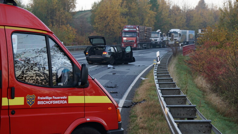 Am Unfallort waren auch zahlreiche Feuerwehrleute im Einsatz. Die Straße blieb länge Zeit gesperrt.