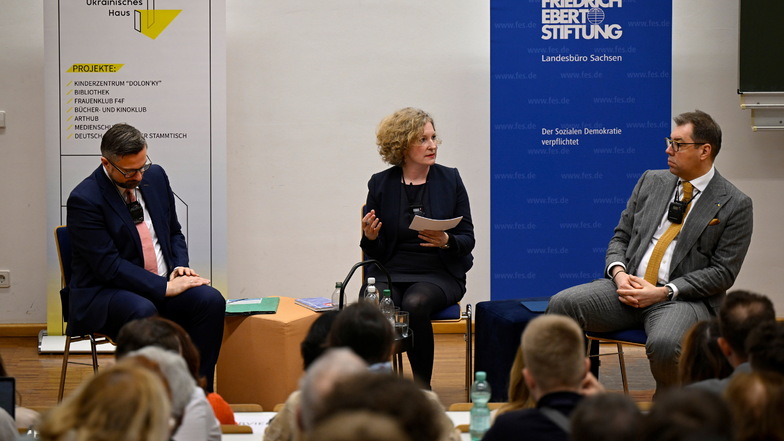 Anne Holzscheiter von der TU Dresden moderierte den Abend mit Sachsens Wirtschaftsminister Martin Dulig (l.) und dem ukrainischen Botschafter Oleksii Makeiev.
