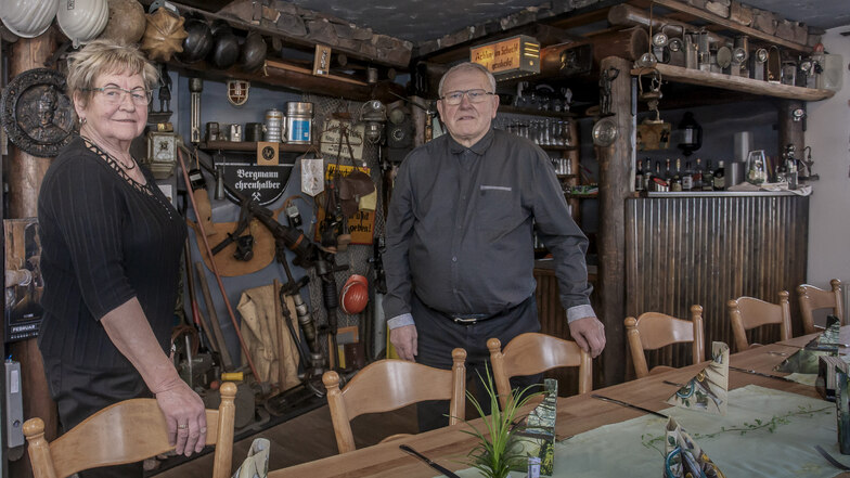 Andrea und Karlheinz Meiling stehen vor der Traditions-Ecke. Die heutigen Seniorchefs haben das Gasthaus vor 45 Jahren übernommen.