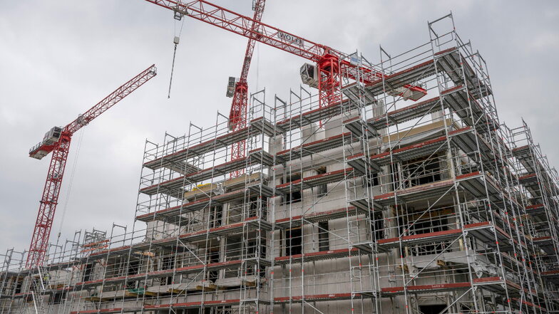 Trotz steigender Zinsen und Baupreise hält der Bundeskanzler am Ziel von 400.000 neuen Wohnungen pro Jahr fest.