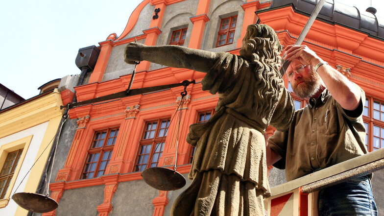Der Steinrestaurator Hans Herbig aus Ostritz hat der Justitia an der Görlitzer Rathaustreppe schon zweimal ihr Schwert wiedergegeben. Dieses Foto stammt vom Mai 2008. Nun, 15 Jahre später, muss er wieder ran.
