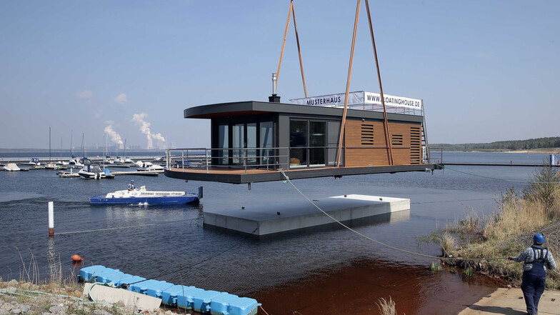 Per Kran wurde kürzlich das erste schwimmende Haus auf den Bärwalder See gesetzt.