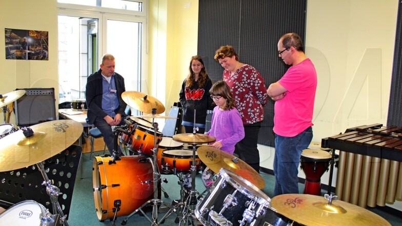 Familie Schmaller aus Torno zeigte sich begeistert und fasziniert zugleich vom Instrument Schlagzeug, das Tochter Juliane bei Professor Alexander Peter (links) ausprobieren durfte.