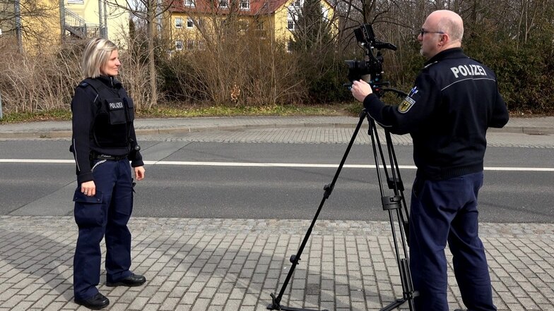 Bundespolizei-Sprecher Alfred Klaner interviewt Präventionsbeauftragte Jessica Große.
