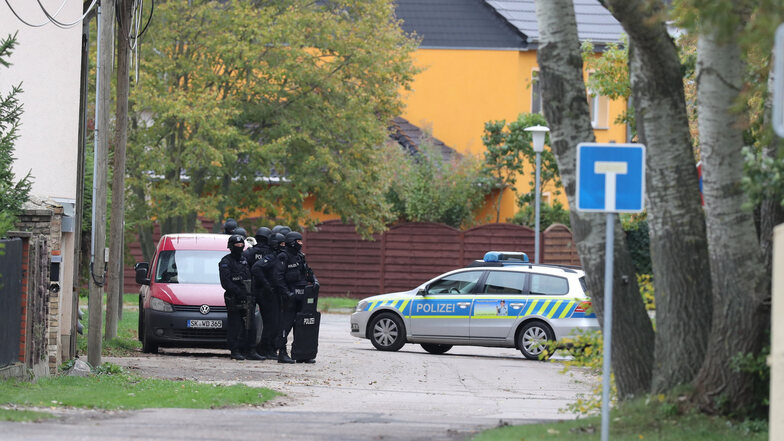 Die Polizei riegelt den Landsberger Ortsteil Wiedersdorf ab. 