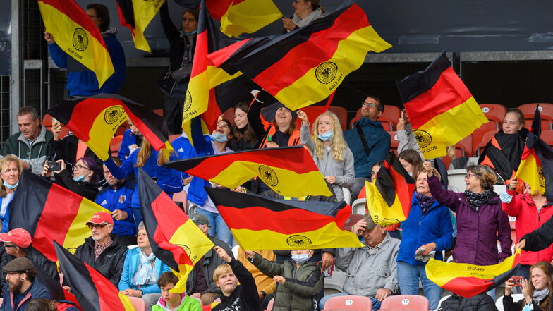 Rund 1.500 Zuschauer statt der erlaubten 5.000 waren am Samstag beim Länderspiel in Cottbus. :
