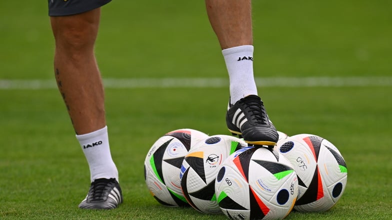 Während der Ligapause im Sommer rollte die „Fußballliebe“, wie der Ball offiziell heißt, durch die EM-Stadien in Deutschland. Die 3. Liga übernimmt das Spielgerät – nur mit einem anderen Logo.