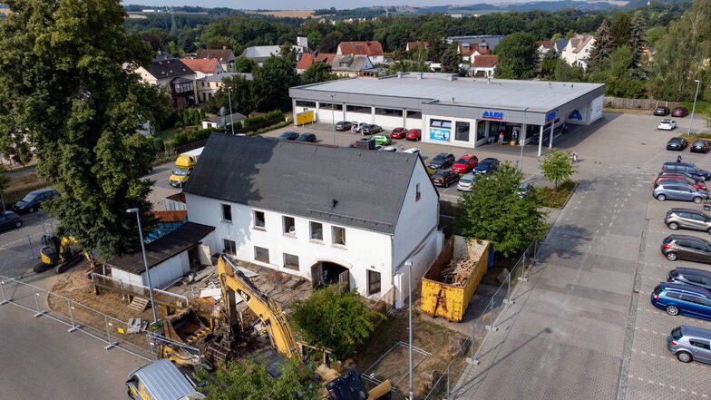 Aldi lässt in Großbauchlitz das alte Wohnhaus abreißen, das vor seinem Supermarkt steht. Dort entstehen weitere Parkplätze.