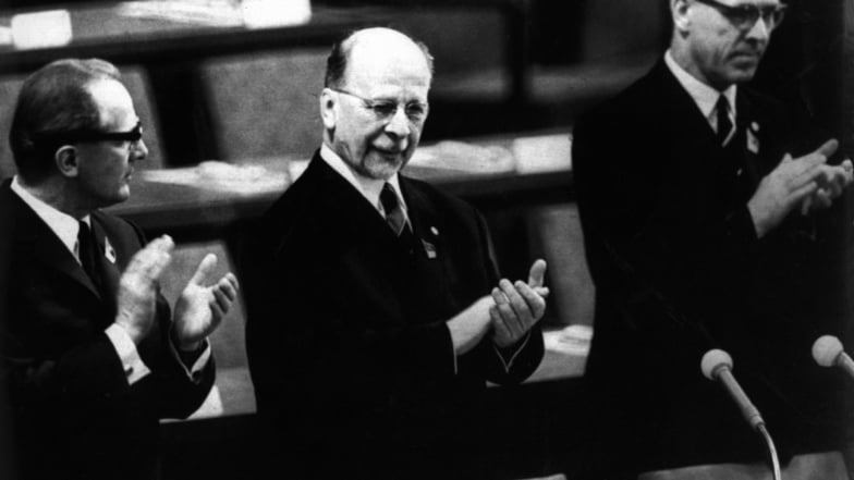 Während der Eröffnungssitzung des 7. SED-Parteitags am 17. April 1967 in Ostberlin applaudieren (l-r) das Mitglied des Zentralkomitees Erich Honecker, der Staatsratsvorsitzende Walter Ulbricht und Ministerpräsident Willi Stoph. Honecker verdankte seinen A