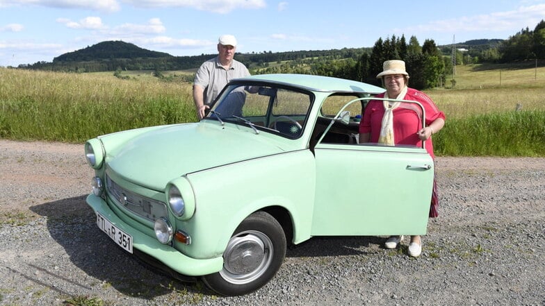 Grünes Auto vor grünem Hügel: Carola und Andreas Mußbach aus Freital fahren ihren 60 Jahre alten Trabant 601 am Geisingberg spazieren.