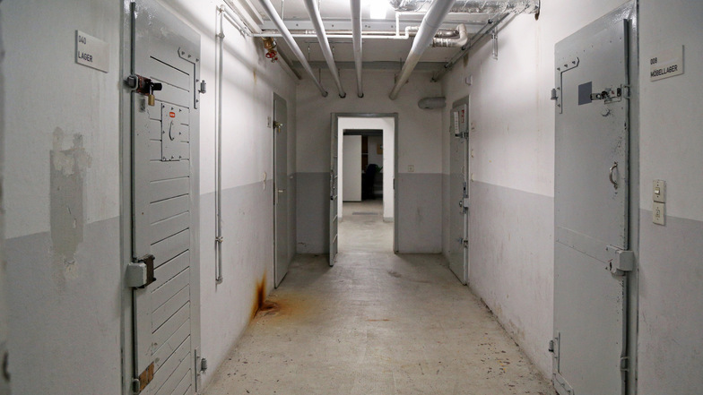  Im Keller des alten Hafthauses befanden sich einst Arrestzellen, heute vor allem Lagerräume. Die Türen sind zum Teil noch original. 
