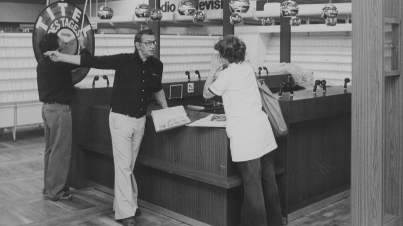 Im Elektronikbereich, in der Schallplatten-Abteilung überprüfen die Mitarbeiter kurz vor der Eröffnung 1978  die handelstechnischen Einrichtungen.