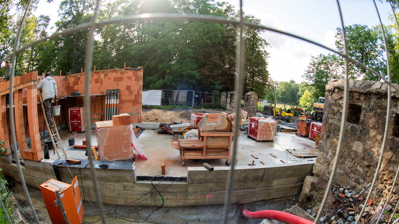 Ende September sah die Baustelle des neuen Eingangsbereiches des Moritzburger Wildgeheges so aus. Inzwischen ist der Bau weiter vorangeschritten - im kommenden Jahr soll alles fertig sein