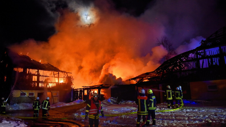 80 Feuerwehrleute mehrerer Ortswehren waren im Einsatz. Sie konnten verhindern, dass der Brand auf das Wohngebäude übergriff. Die sechs Bewohner blieben unverletzt.