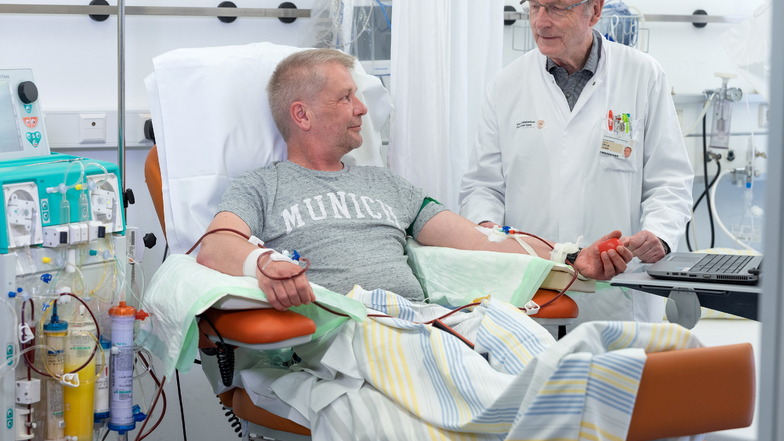 Bei Rico Bäßler (52) aus Dresden kann das erblich bedingt hohe Cholesterin nur noch mit regelmäßiger Blutwäsche gesenkt werden. Unikilnik-Professor Ulrich Julius behandelt oft mit dieser Methode.
