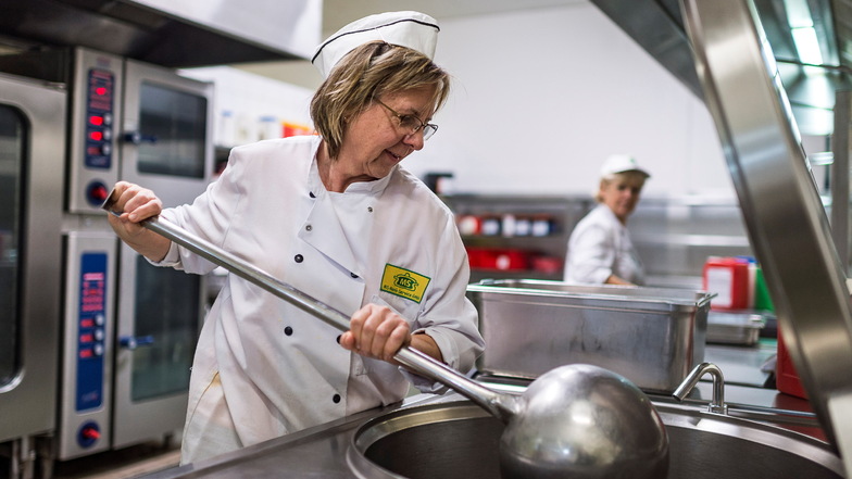 Schwingt die große Kelle: Uta Kalinke, Küchenleiterin bei MS Menü Service in Hagenwerder. Auch dieser Anbieter erhöht seine Preise ab Januar.