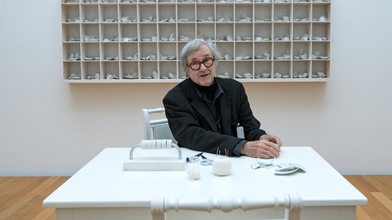 Jon Hendricks, Kurator der Ausstellung der japanisch-amerikanischen Künstlerin Yoko Ono, sitzt inmitten einer Installation.