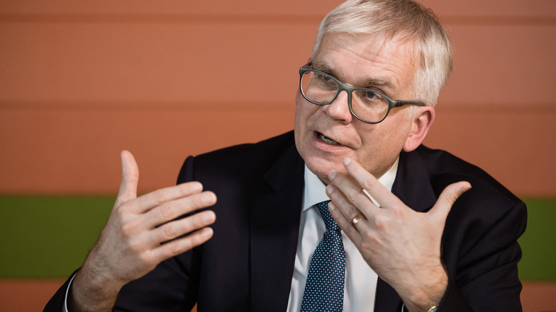 Sachsens Finanzminister Hartmut Vorjohann (CDU). Die Landesregierung wird die Kommunen in der Corona-Krise mit einem tiefen Griff in die Landeskasse unterstützen.
