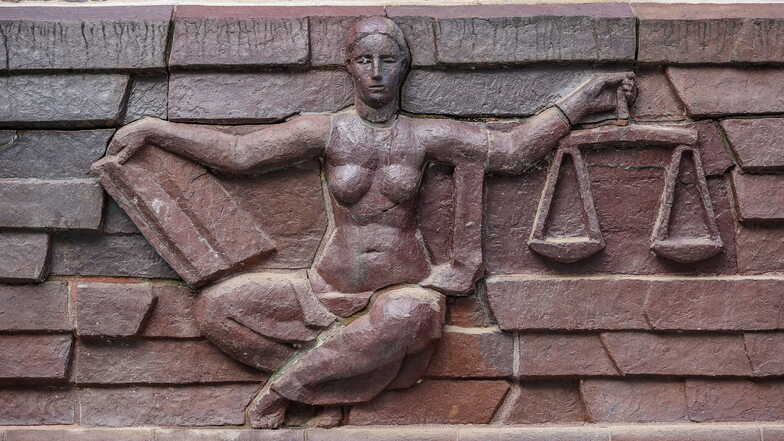 Eine Figur der Justitia, der römischen Göttin der Gerechtigkeit: Ein Wülknitzer handelte selbstgerecht und verhielt sich auf der Anklagebank respektlos.