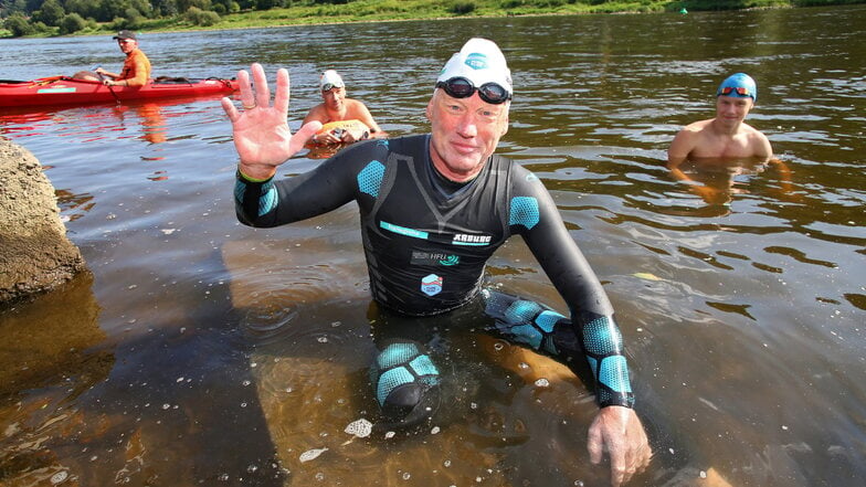 Andreas Fath beim Stopp in Bad Schandau. Robin Duha (hinten li.) und Anton Reinhardt haben ihn schwimmend ein Stück begleitet. Am Freitag erreicht er Dresden.