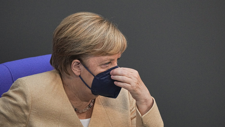 Wo sitzt Merkel - und warum tragen jetzt alle Armbänder?