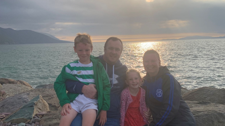 Skadi Benedict mit ihrem Mann Trevor und den Kindern Finn und Klara im Urlaub auf der Halbinsel Kerry im Südwesten Irlands.